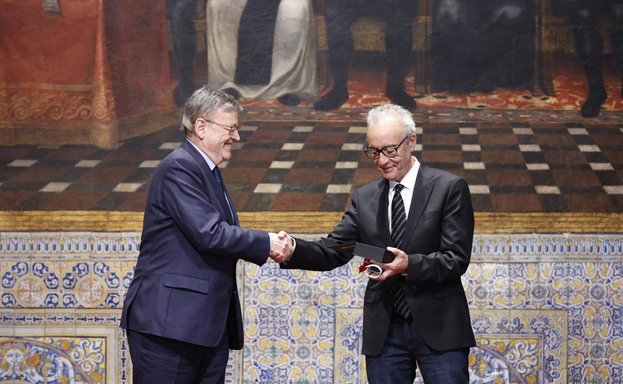 Juan José Millás ha recibido el Premio de las Letras Valencianas 2022 de manos del presidente de la Genralitat, Ximo Puig. 