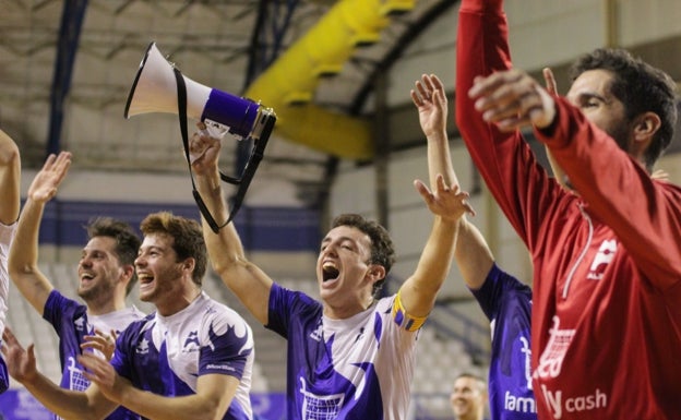 El Alzira celebrando la victoria ante su afición 