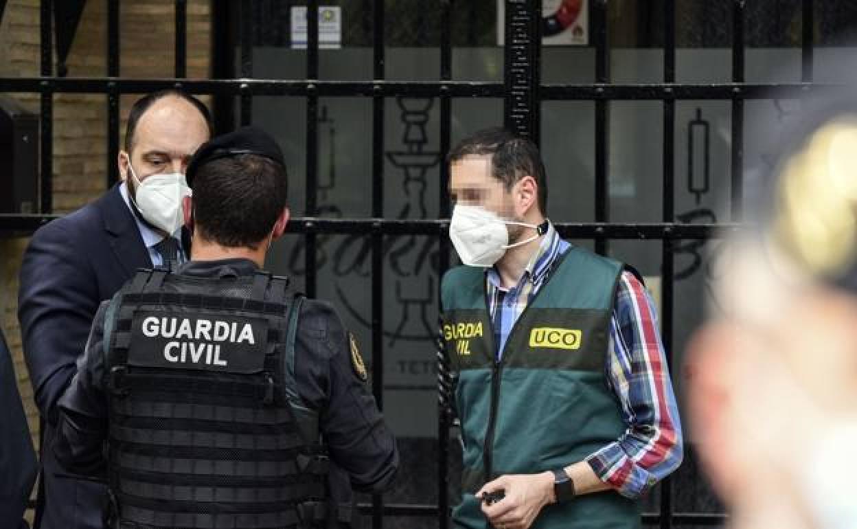 Agentes de la Guardia Civil, durante los registros policiales. 