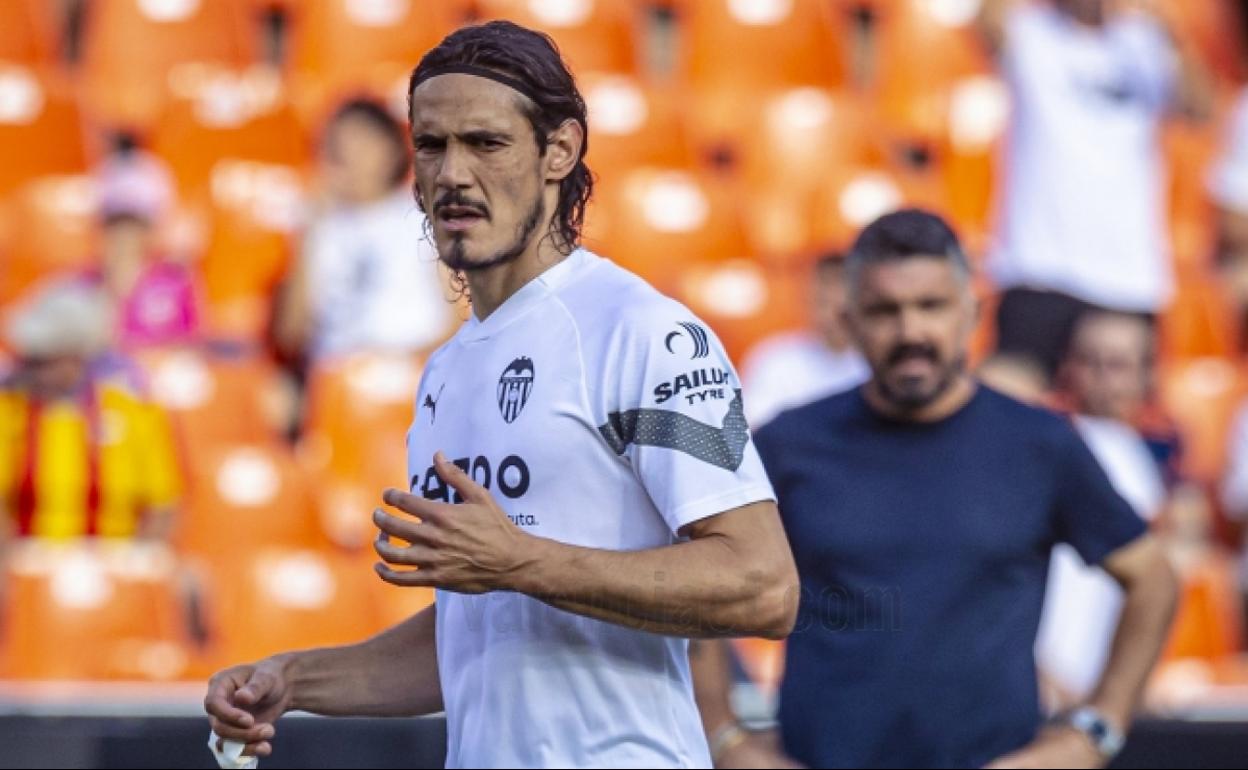 Cavani, en un encuentro con el Valencia 