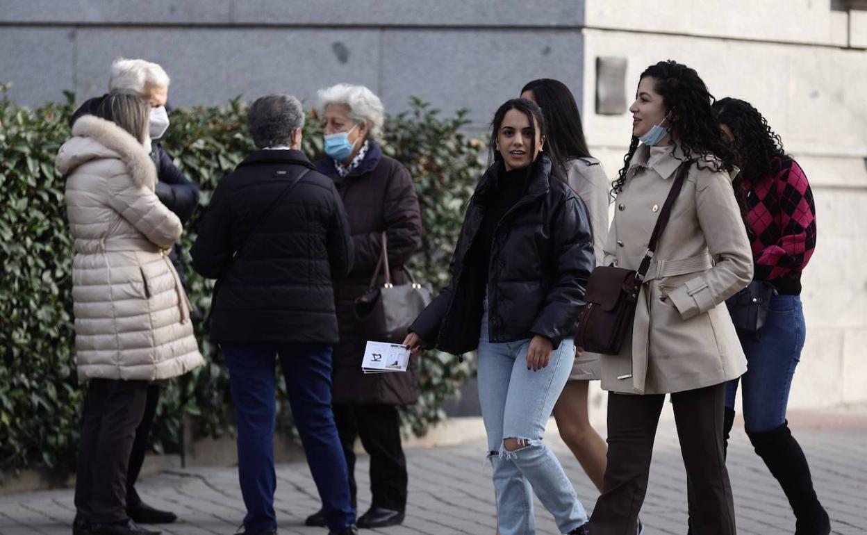 Un grupo de jóvenes en la calle. 