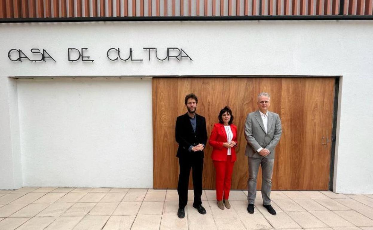 El conseller, Héctor Illueca, con la alcaldesa, Carmen Martínez, y el director general Alberto Rubio. 