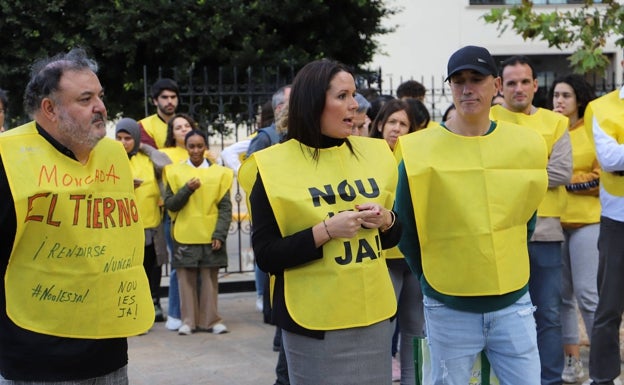 Imagen principal - La alcaldesa, Amparo Orts, en la concentración. 