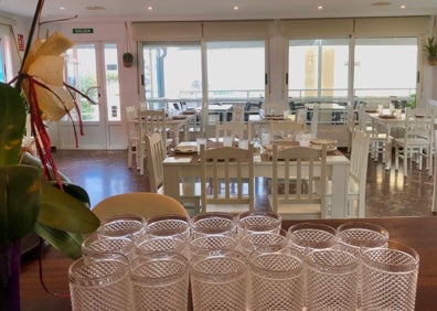 Imagen secundaria 1 - La gerente de La Sota muestra imágenes de cómo era el establecimiento hace varias décadas y cómo ha ido evolucionando; el interior del local y un arroz meloso. 