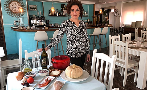 Imagen principal - Mapi Barreres muestra los ingredientes para preparar el arroz meloso de marisco y calabaza; el plato cocinado y otra imagen de Barreres con su madres, Pilar Just. 