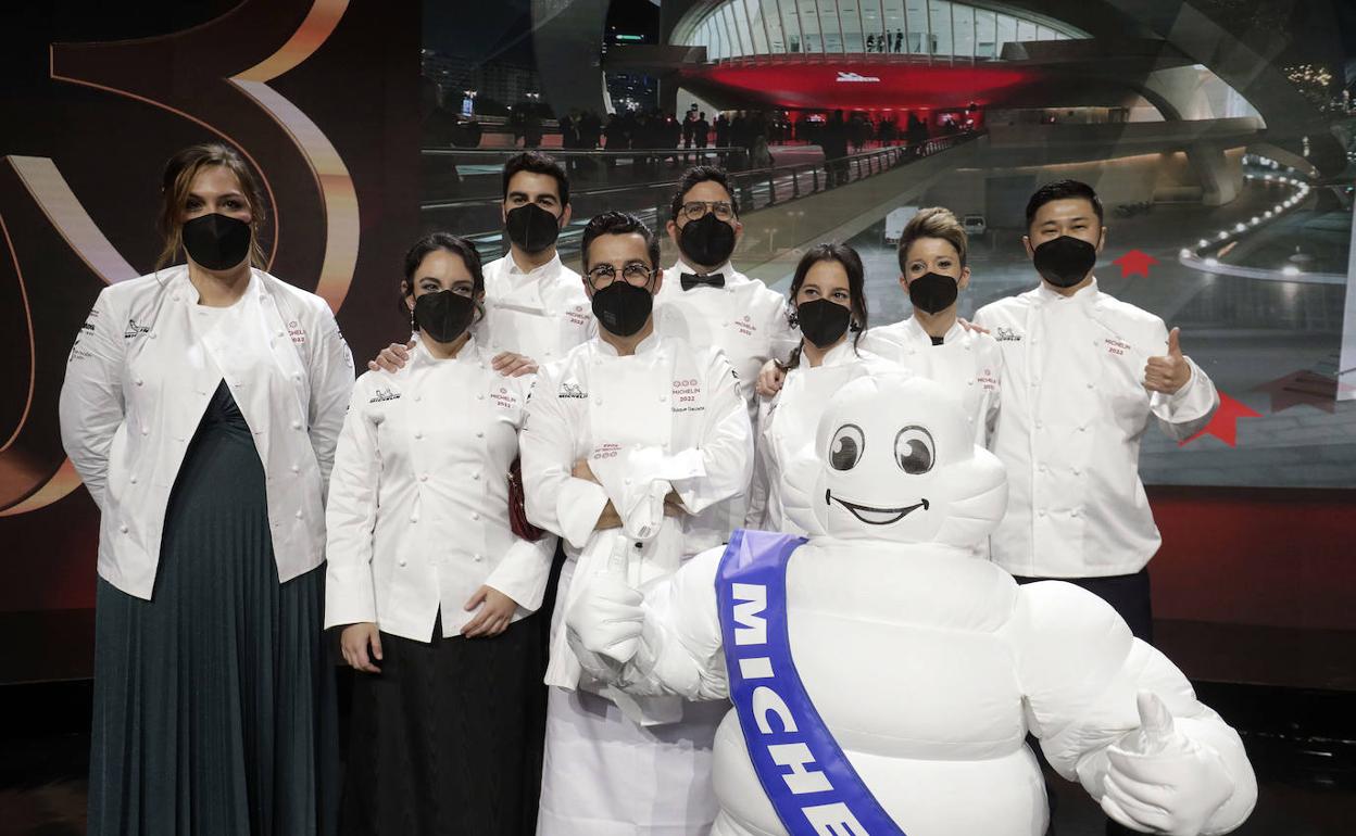 Los chefs que consiguieron estrella Michelin en Valencia el año pasado, junto a Quique Dacosta.