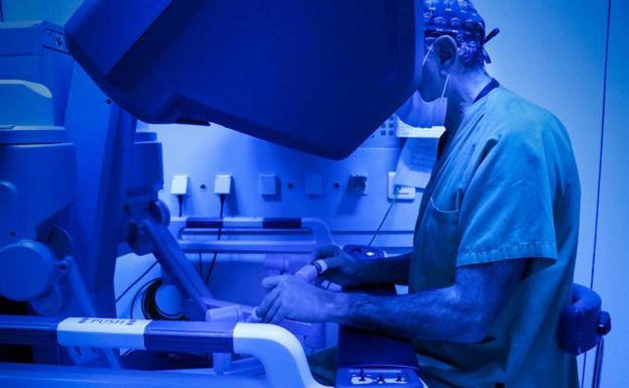 Momento de la operación con el robot Da Vinci.