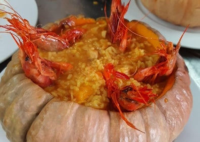 Imagen secundaria 1 - Mapi Barreres muestra los ingredientes para preparar el arroz meloso de marisco y calabaza; el plato cocinado y otra imagen de Barreres con su madres, Pilar Just. 