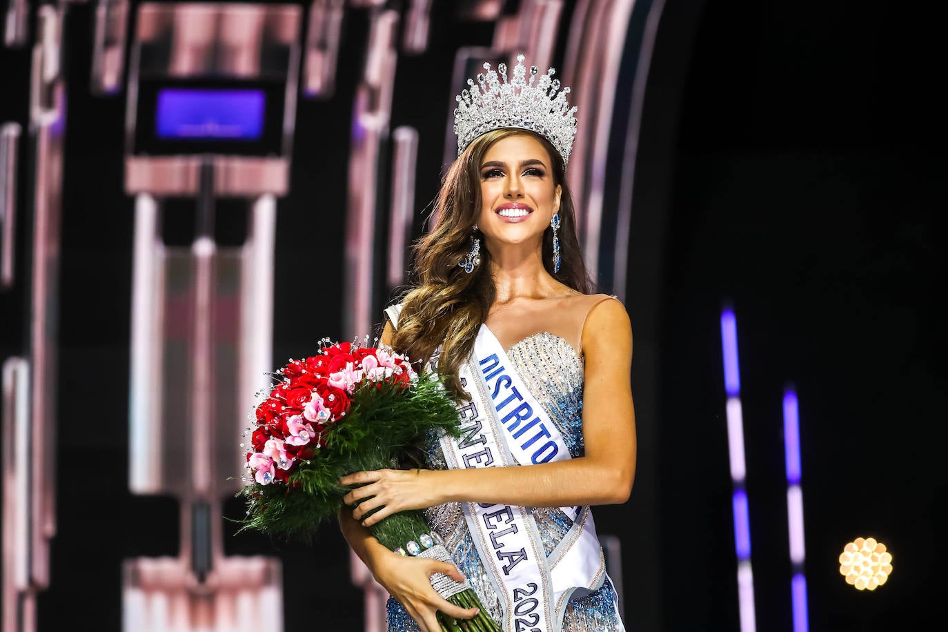 Esta joven tripulante de vuelo, de 25 años, es además estudiante de publicidad y ya fue elegida Miss Earth.  Así es Diana Silva .