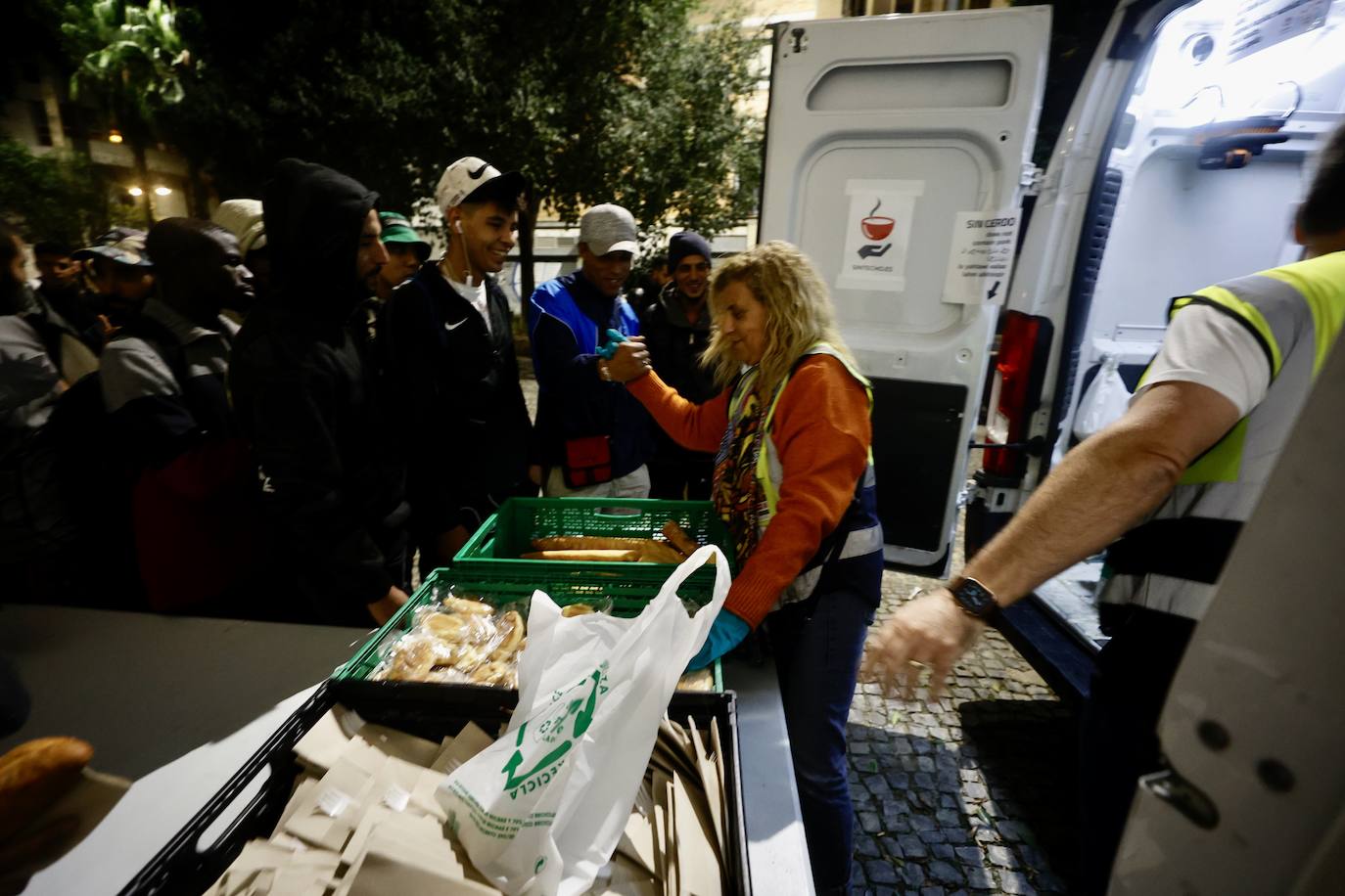 Fotos: La Fundación Ayuda Una Familia reparte comida en Valencia