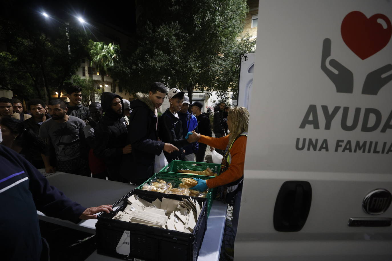 Fotos: La Fundación Ayuda Una Familia reparte comida en Valencia