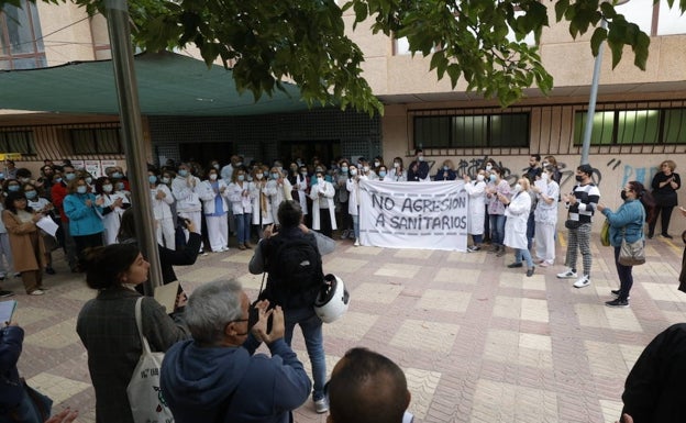 Imagen principal - Varios momentos de la concentración y la doctora agredida. 