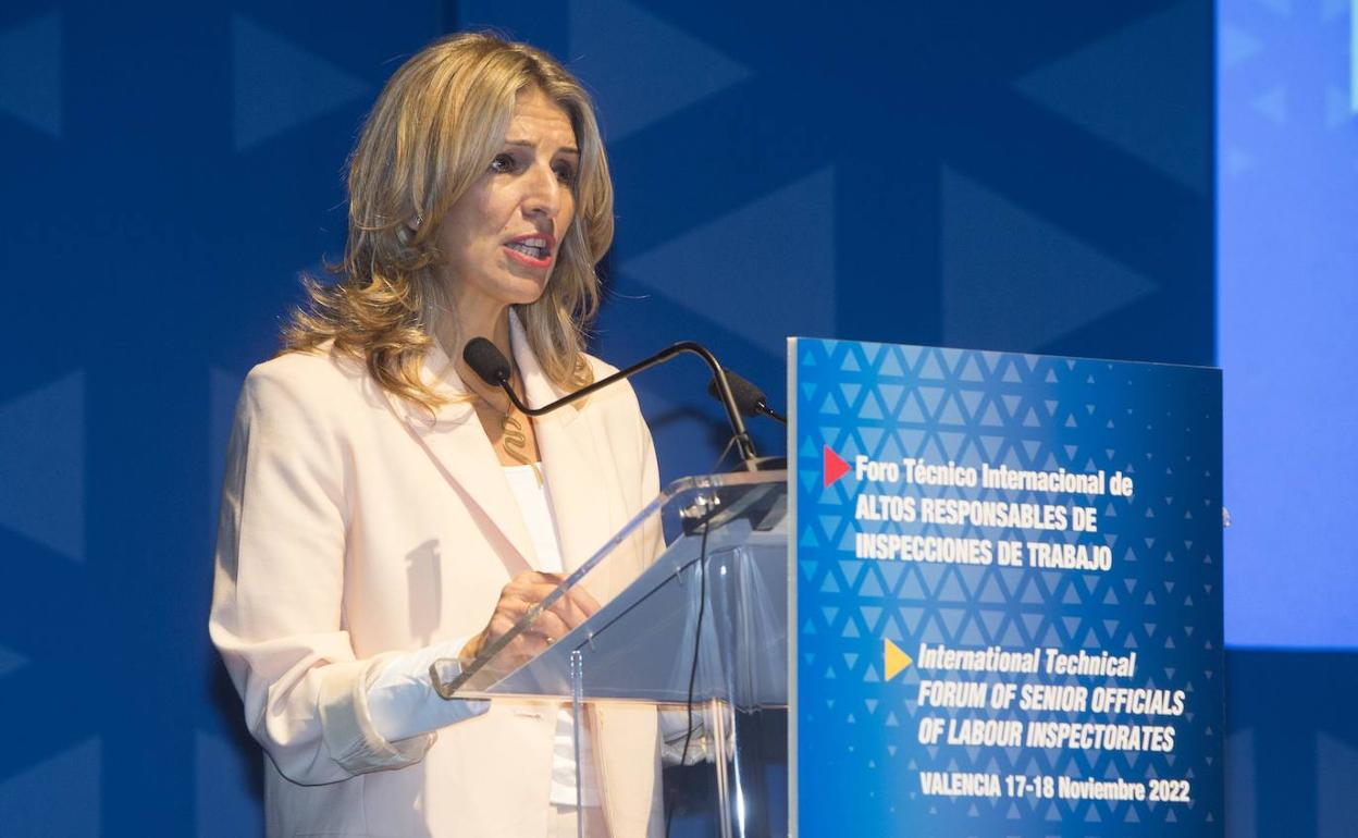 La vicepresidenta segunda y ministra de Trabajo y Economía Social, Yolanda Díaz, durante su ponencia en el foro organizado por la OIT en Valencia.