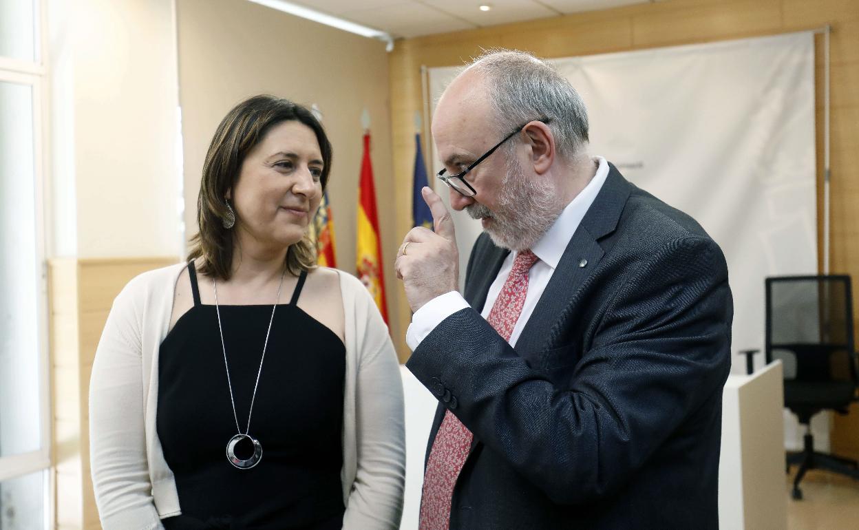 Rosa Pérez Garijo, junto al anterior conseller de Transparencia, Manuel Alcaraza. 