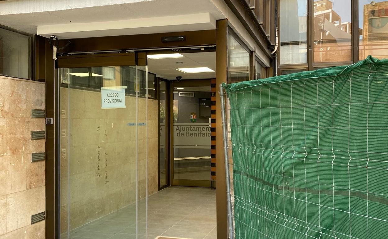 Entrada a la Casa Consistorial. 