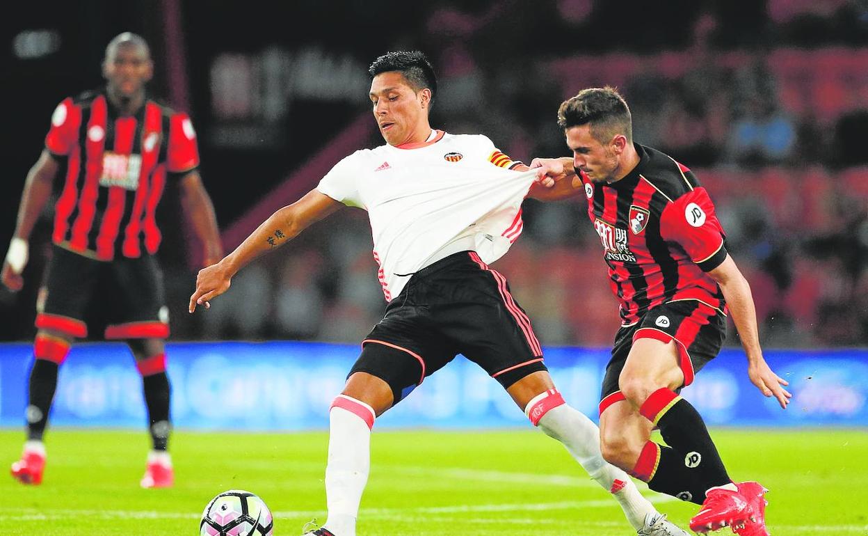 Enzo Pérez, incorporación invernal del Valencia durante un partido amistoso frente al Bournemouth. 