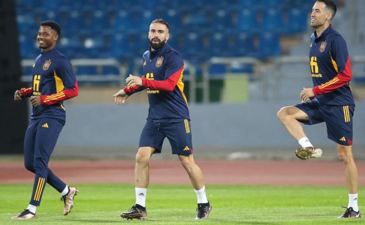 Ansu Fati, Carvajal y Busquets, en un entrenamiento reciente con la selección. 