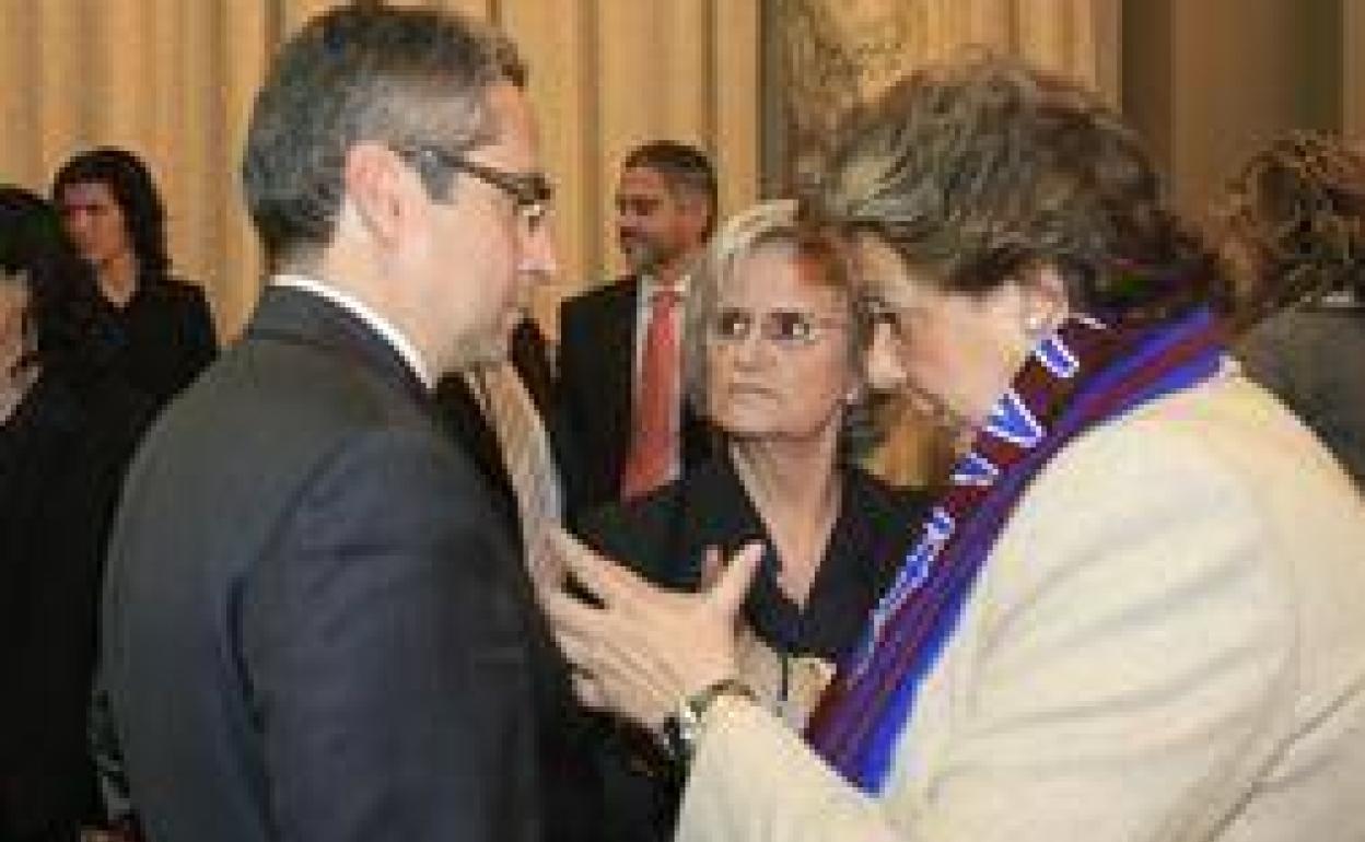 Dolores Escamilla observa una conversación entre el expresidente del Levante Julio Romero y la exalcaldesa de Valencia Rita Barberá. 