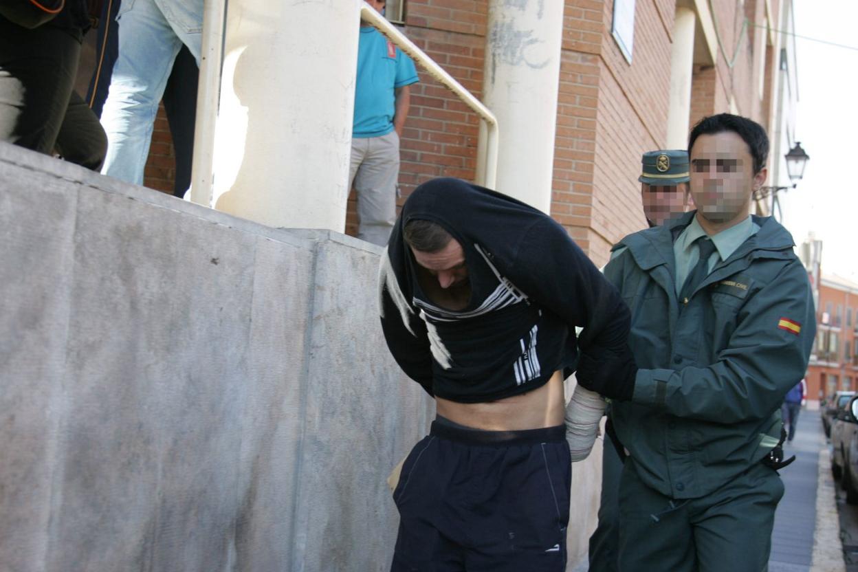 La Guardia Civil lleva a un detenido por violencia de género a declarar al juzgado de Alzira. 