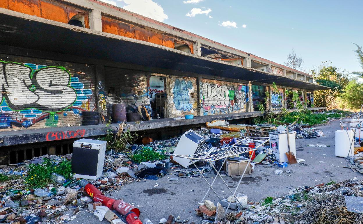 La fábrica en ruinas donde malviven unas 40 personas entre escombros y basura. 