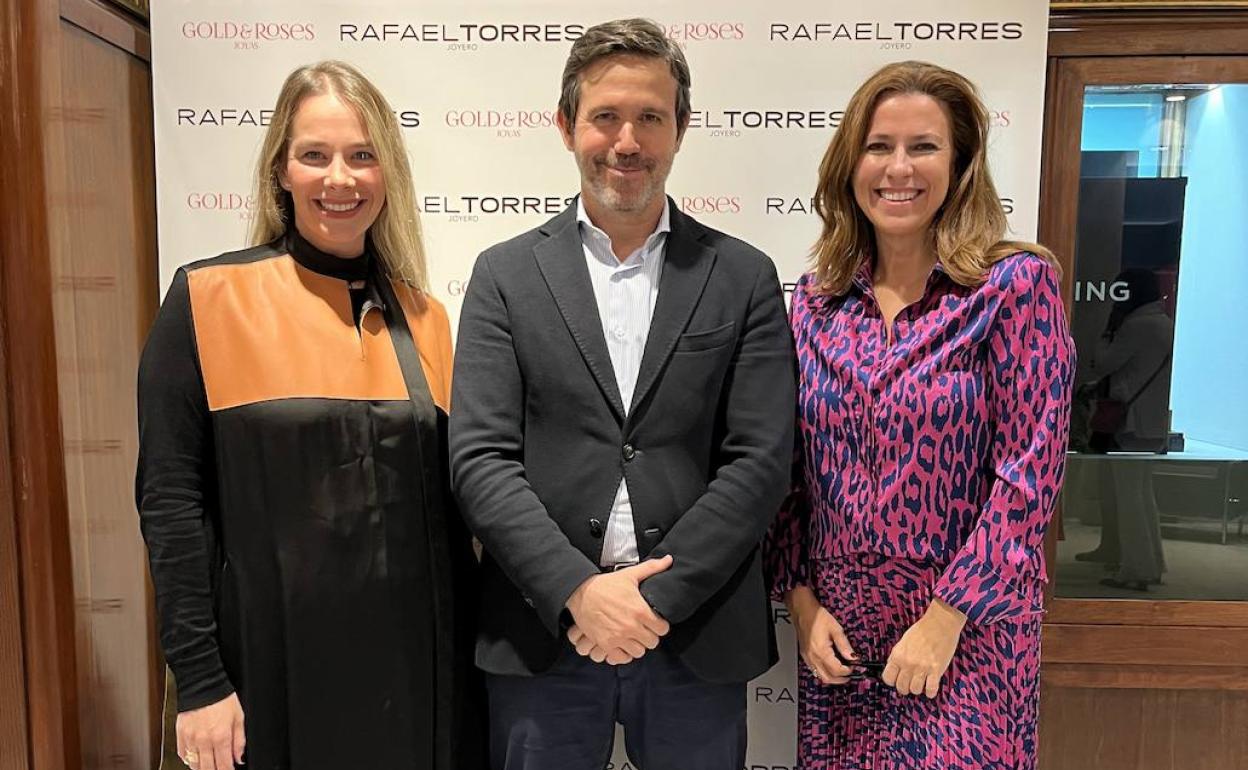 Las diseñadoras Sonia Ruiz y Hannah Rodríguez han presentado en la joyería Rafael Torres la colección de su marca, unos diseños que la monarca adora. 