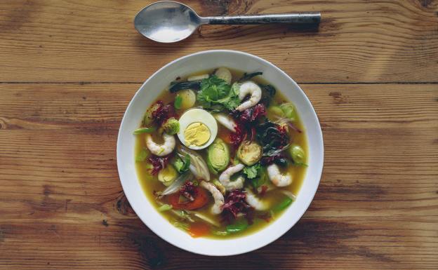 Sopa reparadora de verduras, una excusa perfecta para recuperar la cuchara