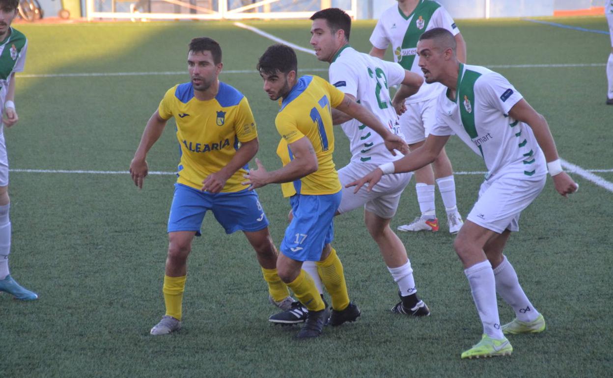 Destefano disputando un balón. 