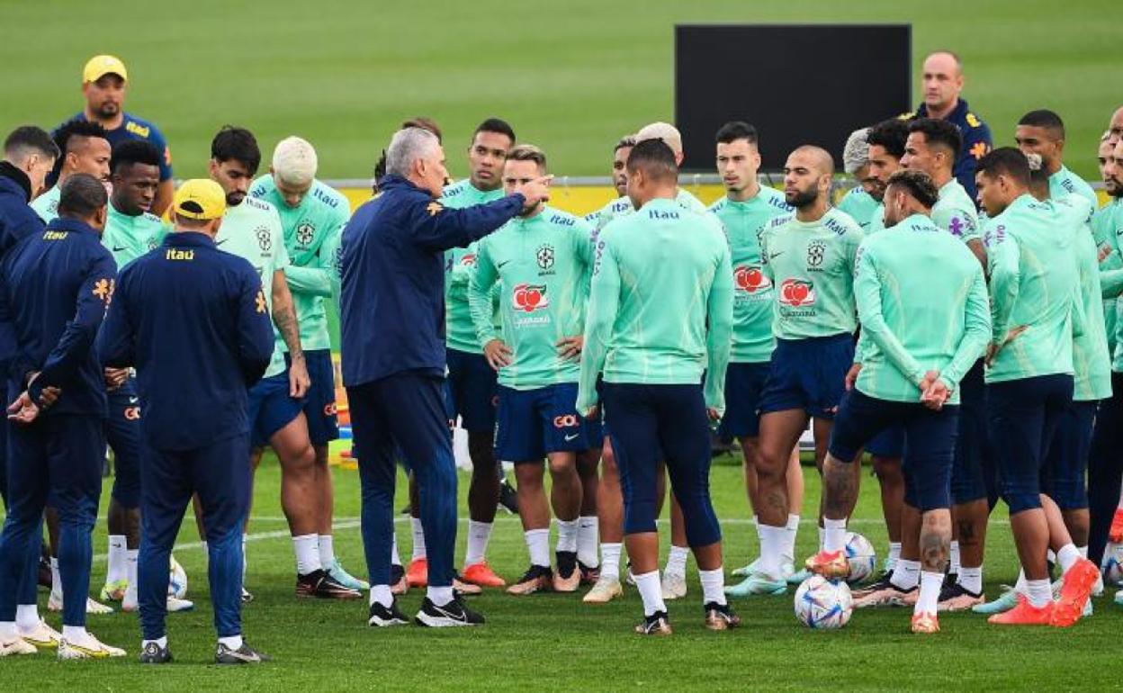 Tite da instrucciones a sus jugadores durante un entrenamiento de la selección brasileña.