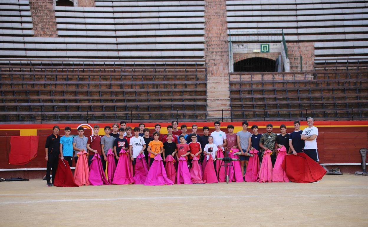 La escuela taurina de Valencia, entre las mejores de su género, forma a los jóvenes toreros. 