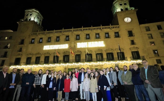 Foto de la corporación municipal junto a las belleas del foc, este viernes en Alicante. 