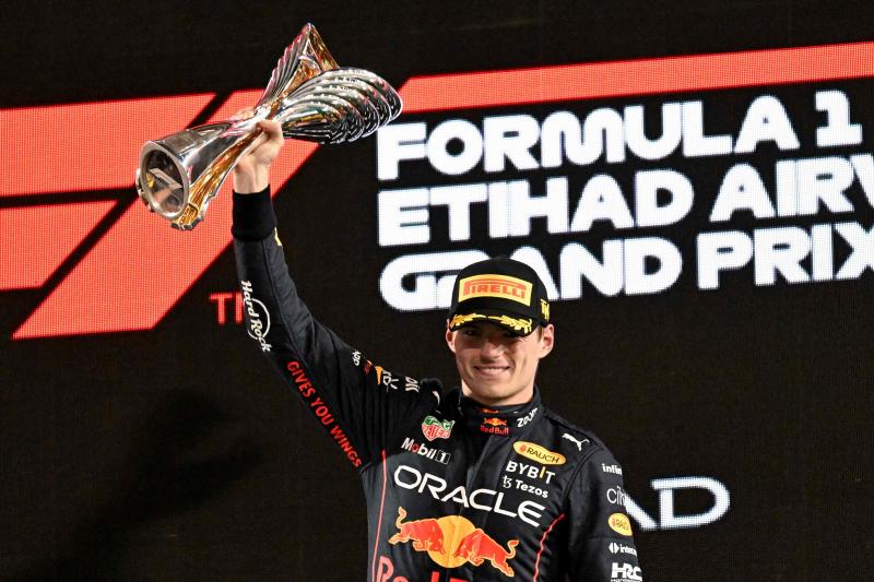 Max Verstappen, en lo más alto del podio en el circuito de Yas Marina.