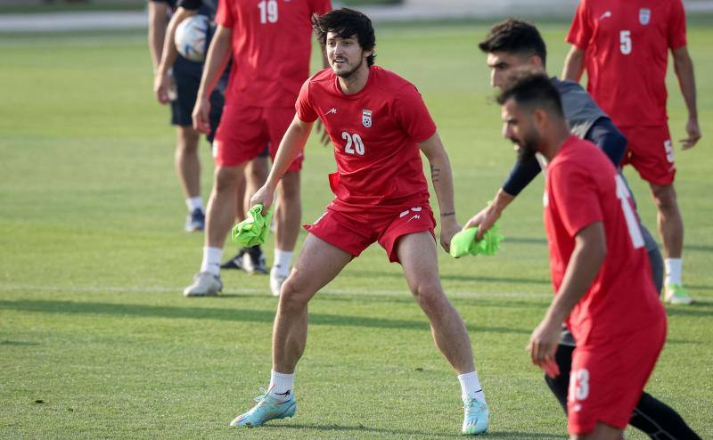 Azmoun, con el dorsal '20', en un entrenamiento con Irán