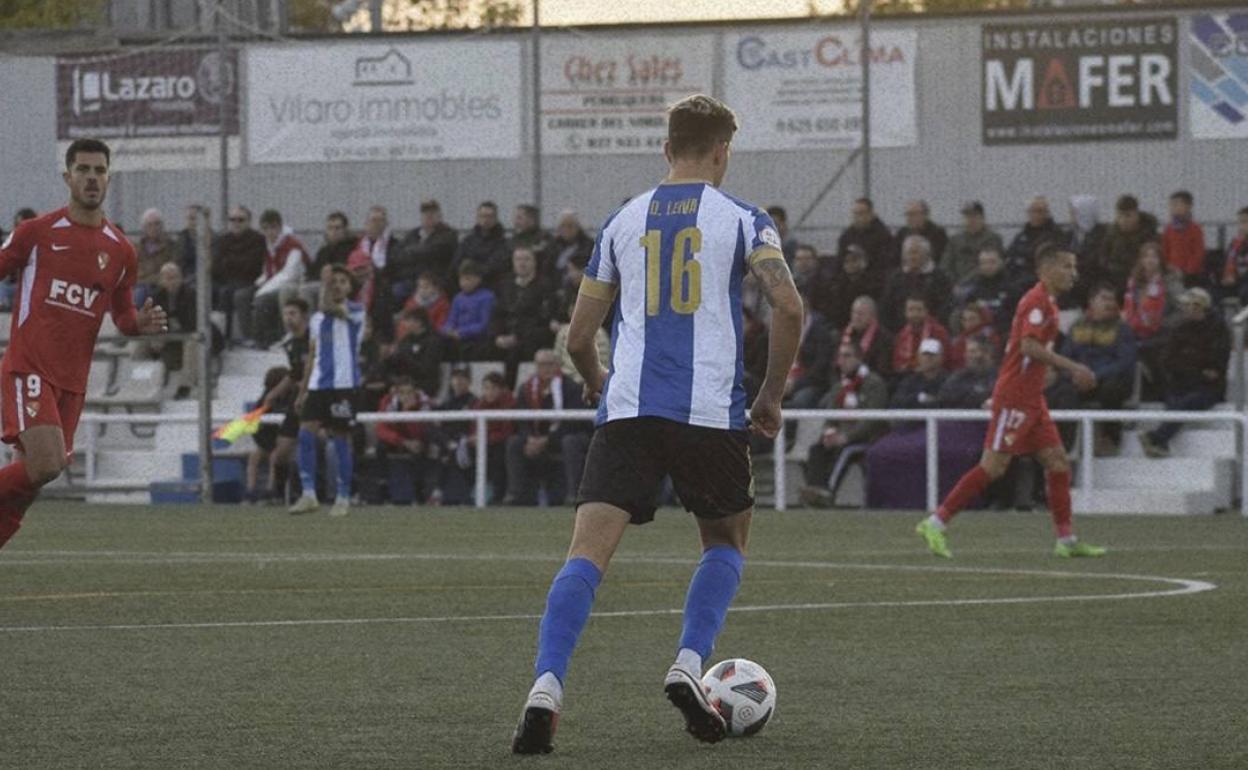 Dylan Leiva conduce el balón en el partido disputado este domingo en Terrasa. 