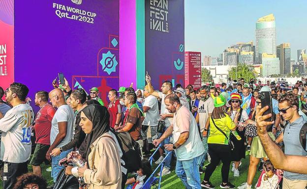 Aficionados de todo el mundo se concentran en la fan zone de Doha