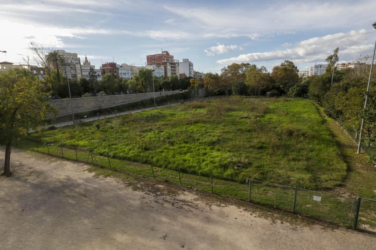 Espacio que se ajardinará en el viejo cauce, en una imagen tomada ayer.
