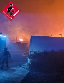 Imagen secundaria 2 - Imágenes del fuego que ha afectado gravemente al vertedero de Monforte del Cid. 