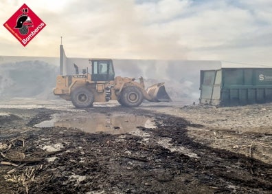 Imagen secundaria 1 - Imágenes del fuego que ha afectado gravemente al vertedero de Monforte del Cid. 