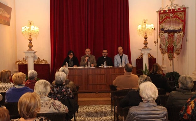 El presidente de la Cofradía de la Santíssima Sang, Juan Larrosa, durante su intervención en la asamblea. 