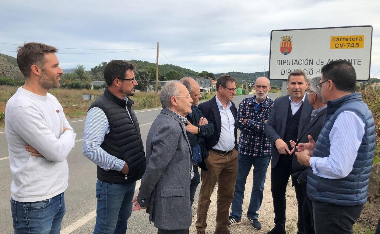 El diputado de Carretera junto a otros representantes de la Diputación y los alcaldes de Llíber y Xaló. 