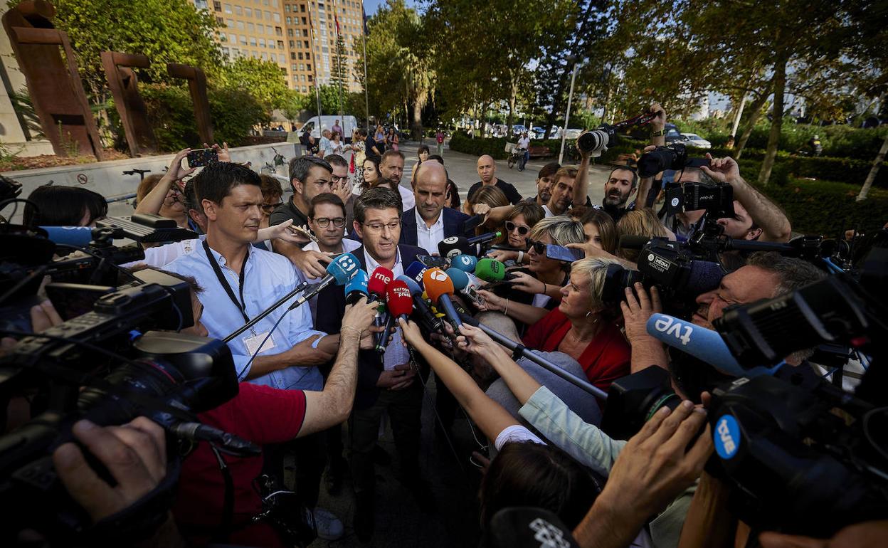 Jorge Rodríguez, rodeado de medios de comunicación. 