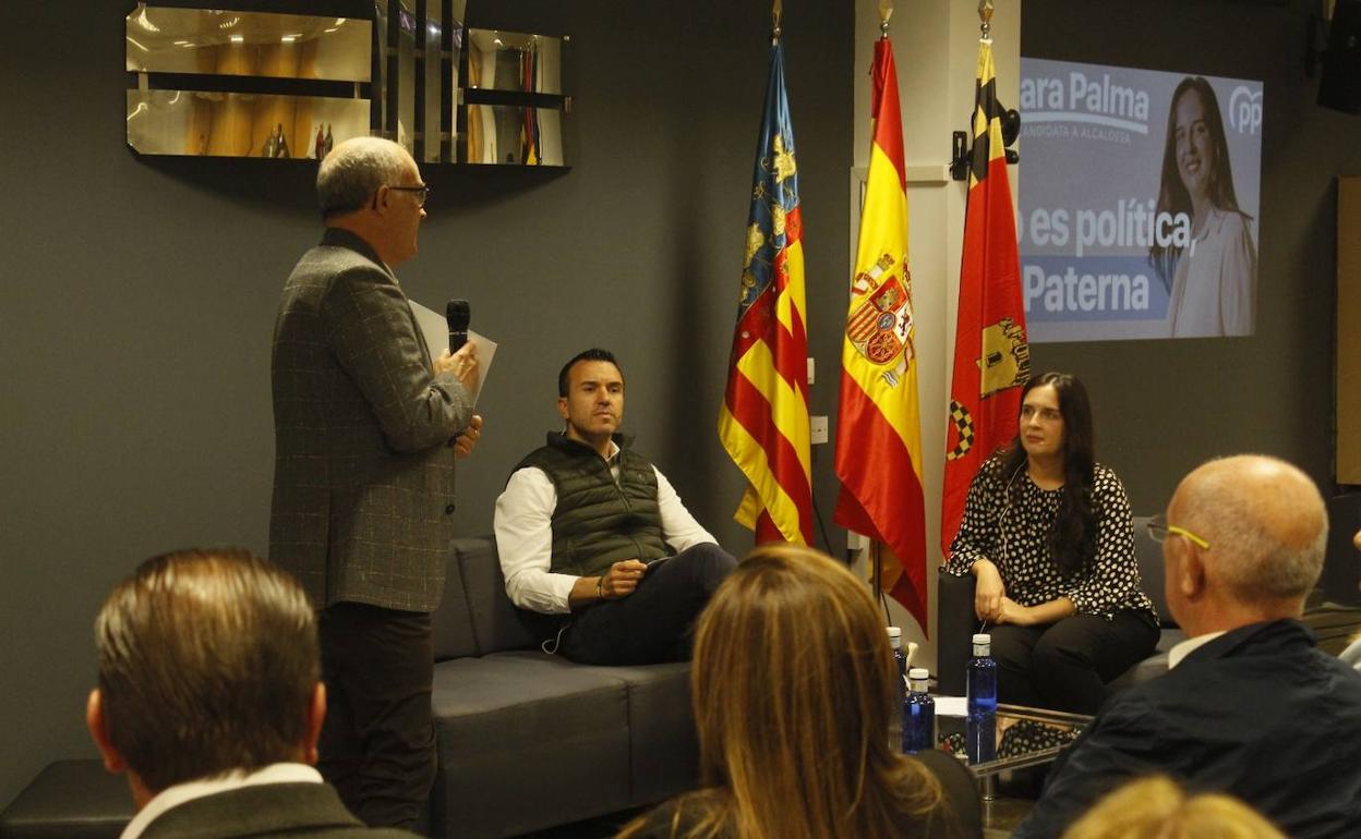 Vicente Mompó con la candidata de Paterna, Sara Palma. 