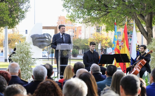 El alcalde de Alicante, Luis Barcala, durante su intervención este mediodía. 