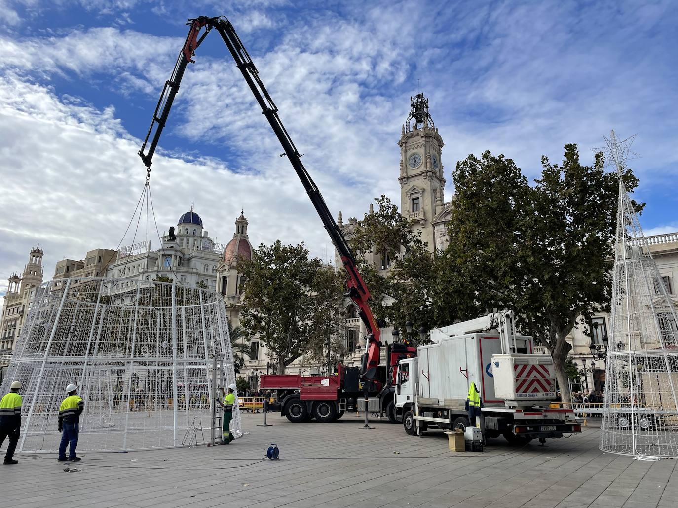 El Ayuntamiento de Valencia ha empezado el montaje del árbol de Navidad que recupera el antiguo formato con forma de cono