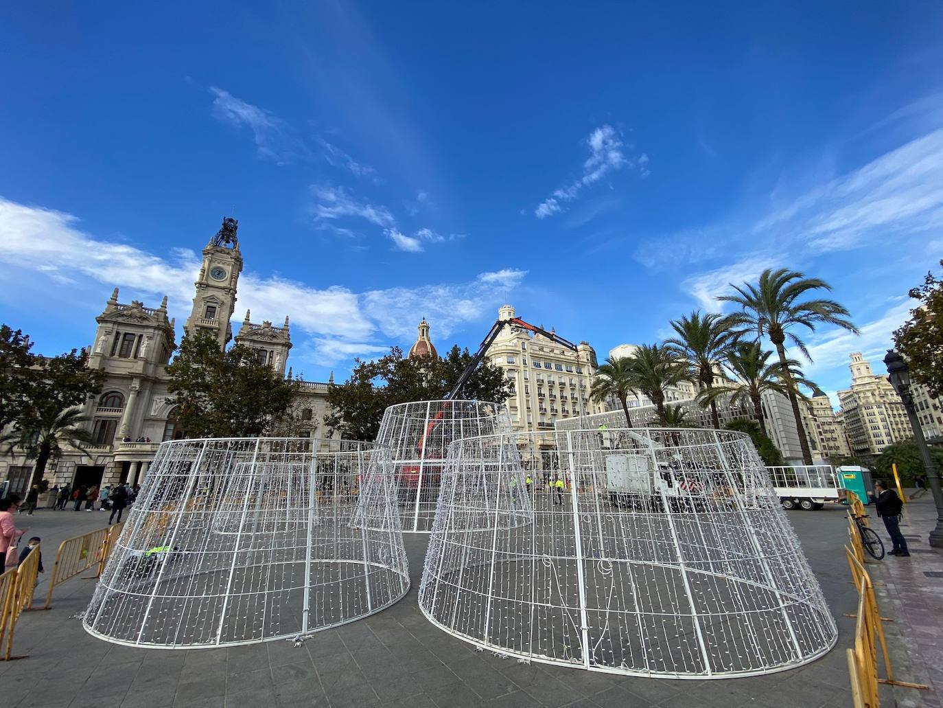 El Ayuntamiento de Valencia ha empezado el montaje del árbol de Navidad que recupera el antiguo formato con forma de cono