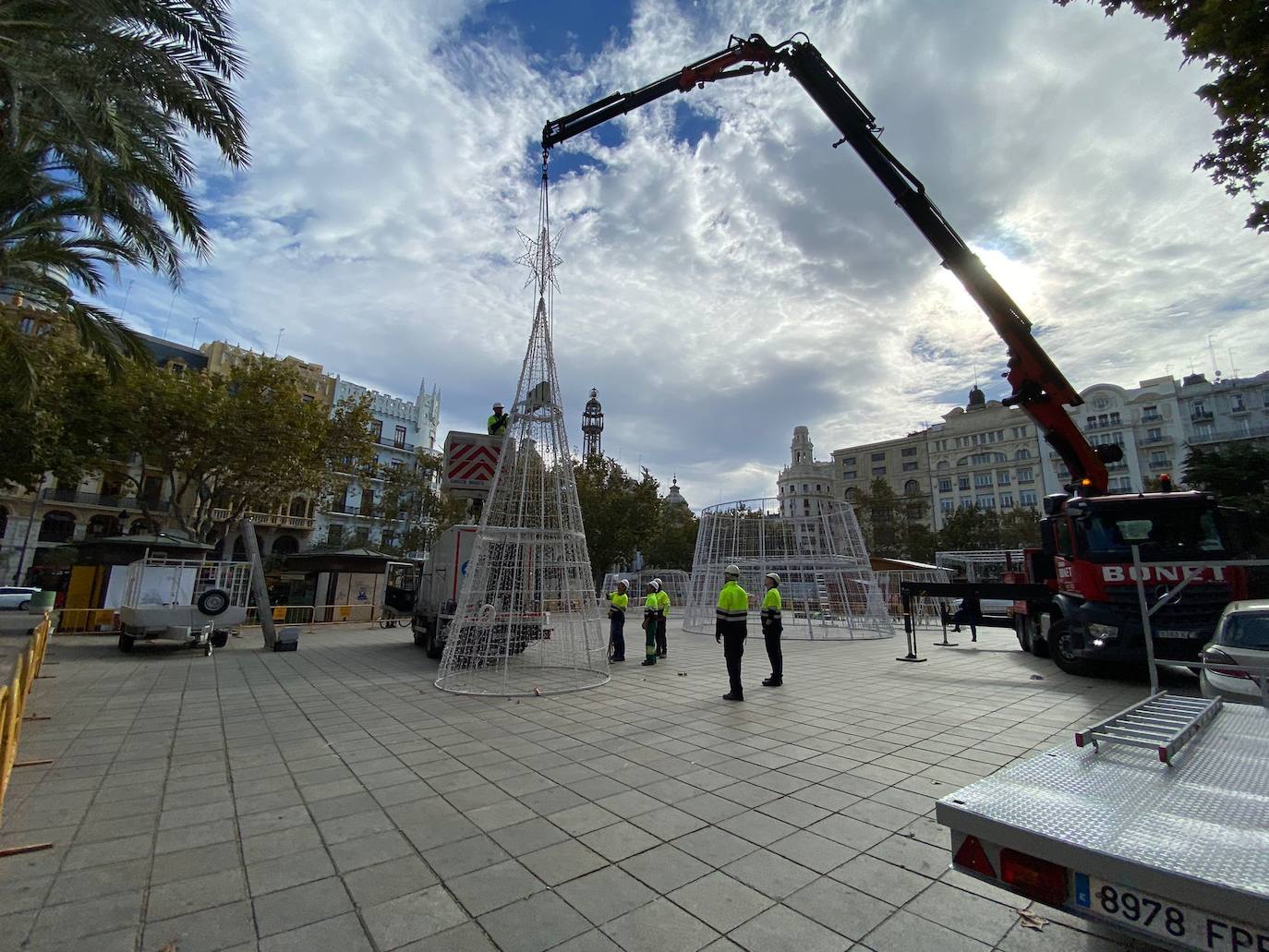 El Ayuntamiento de Valencia ha empezado el montaje del árbol de Navidad que recupera el antiguo formato con forma de cono