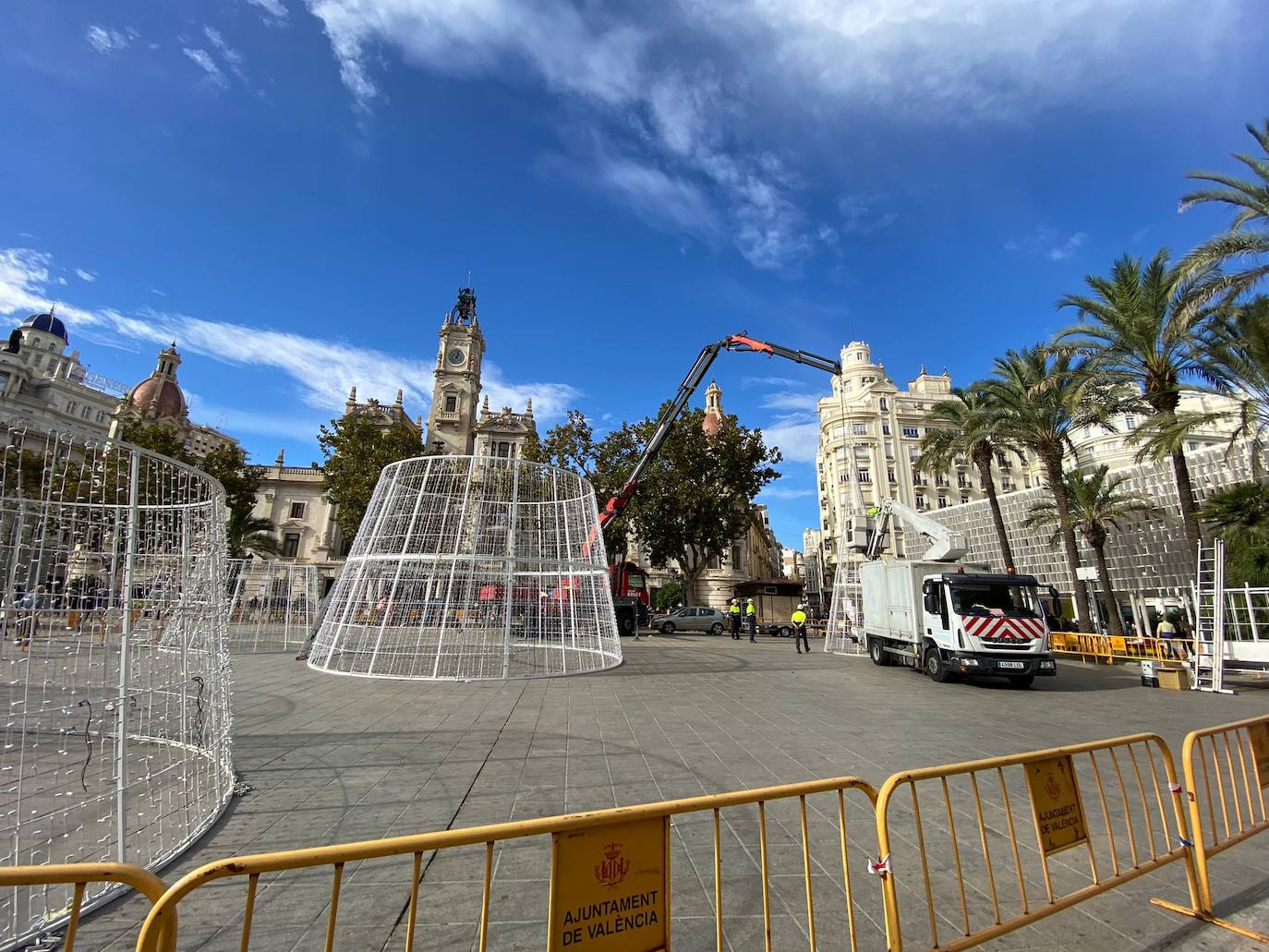 El Ayuntamiento de Valencia ha empezado el montaje del árbol de Navidad que recupera el antiguo formato con forma de cono