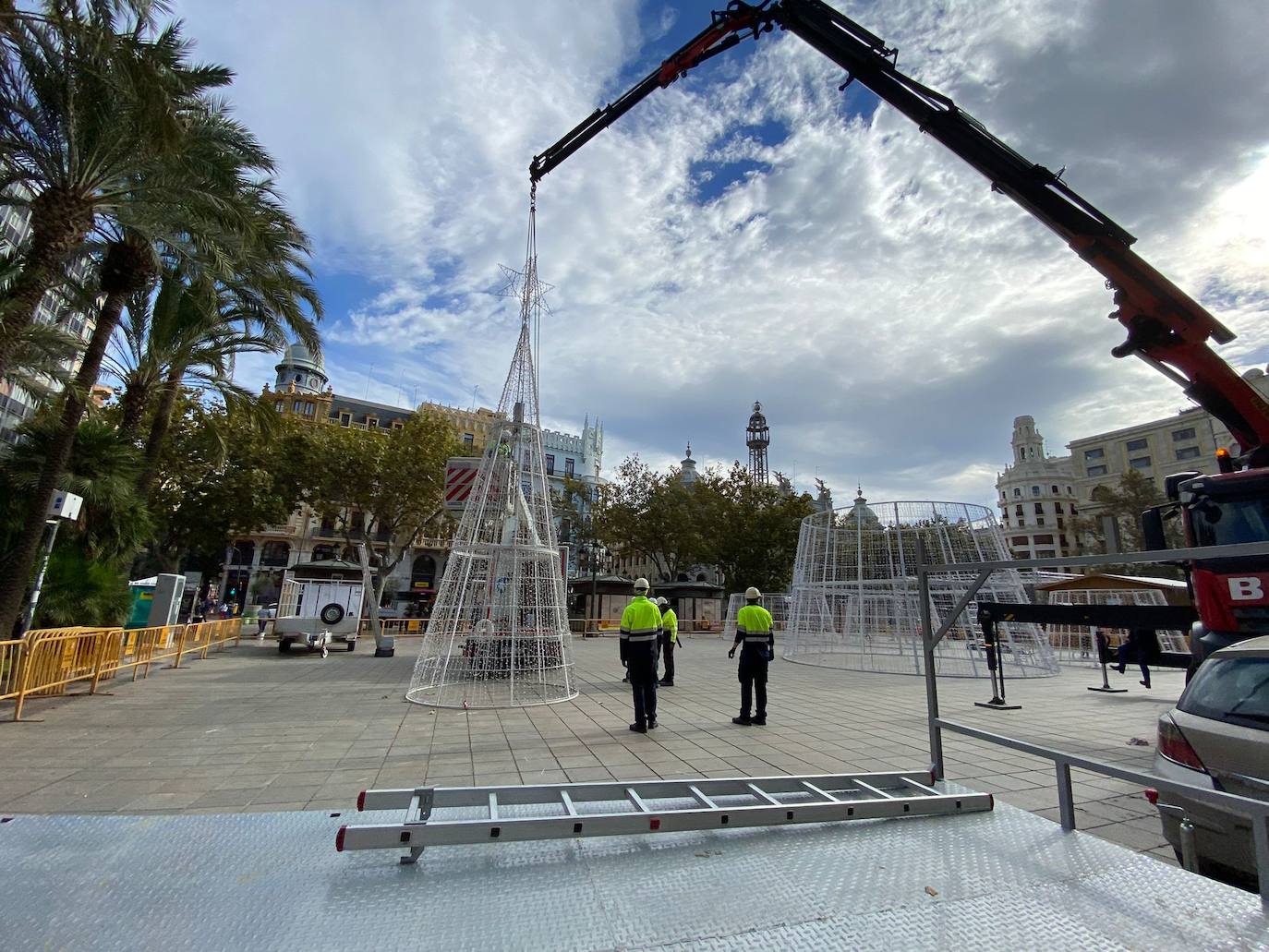 El Ayuntamiento de Valencia ha empezado el montaje del árbol de Navidad que recupera el antiguo formato con forma de cono