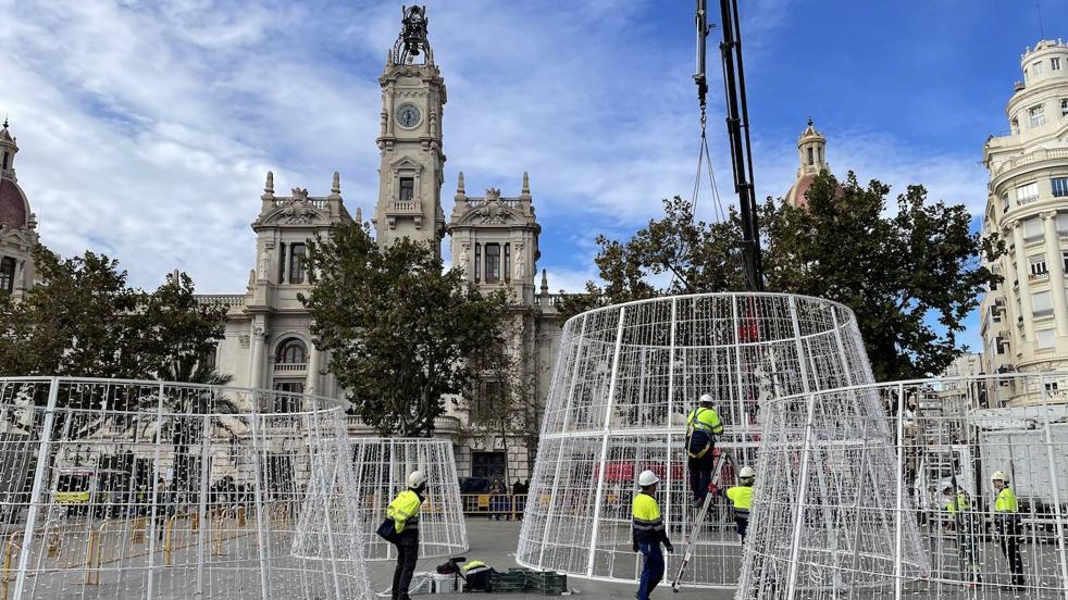 El árbol de Navidad regresa a la Plaza del Ayuntamiento