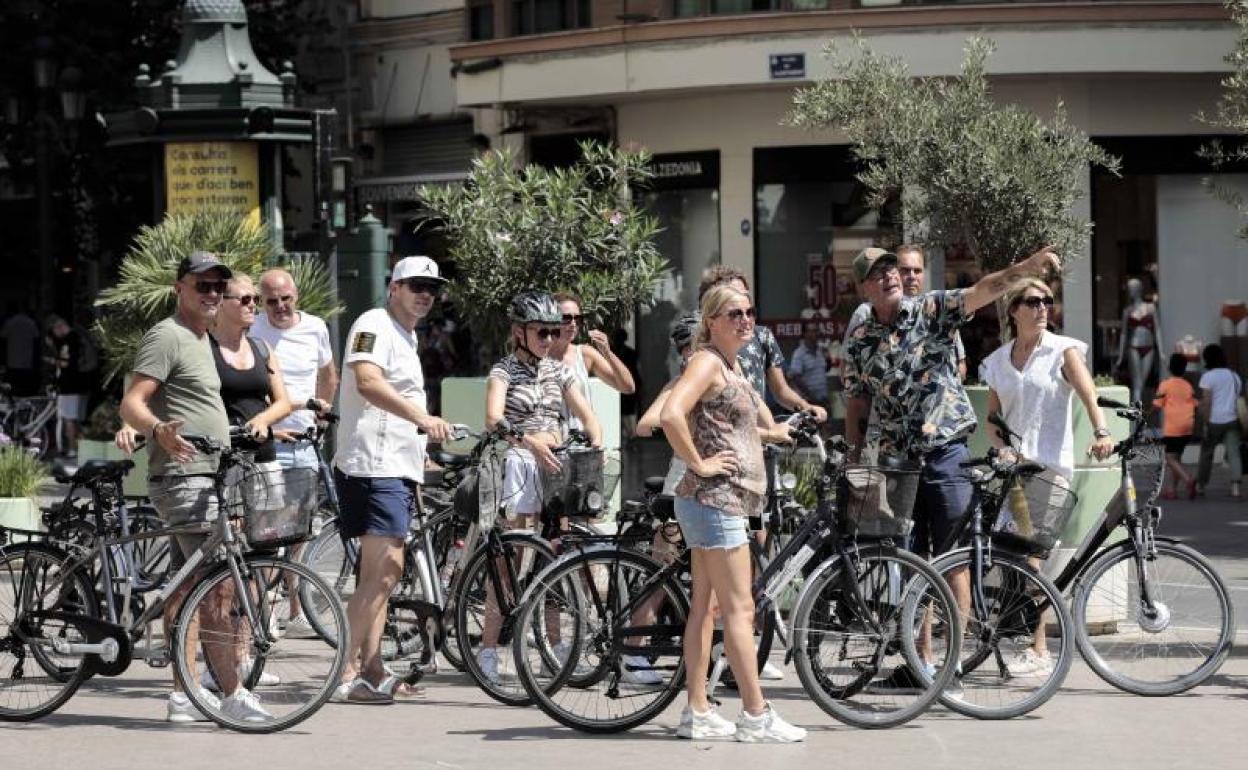 Un grupo de turistas, en la plaza del Ayuntamiento.