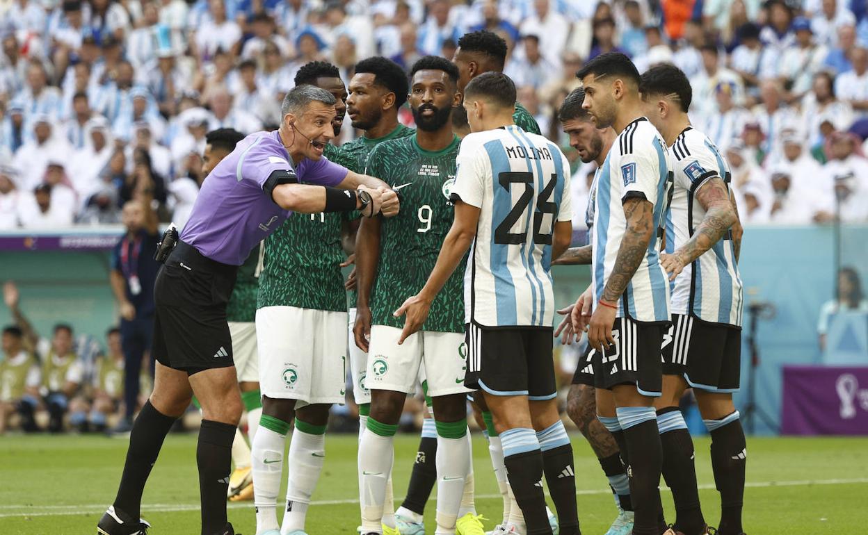 Jugadores durante el partido de Arabia y Argentina.